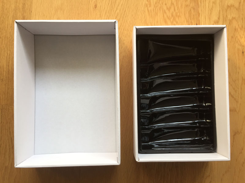corrugated box with thermoformed tray insert